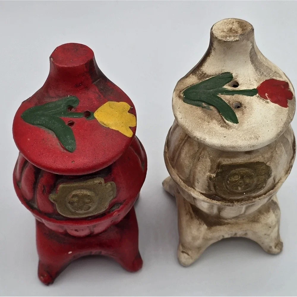 Vintage Ceramic Red White‎ POT BELLY STOVE Ceramic Salt & Pepper Shakers S&P